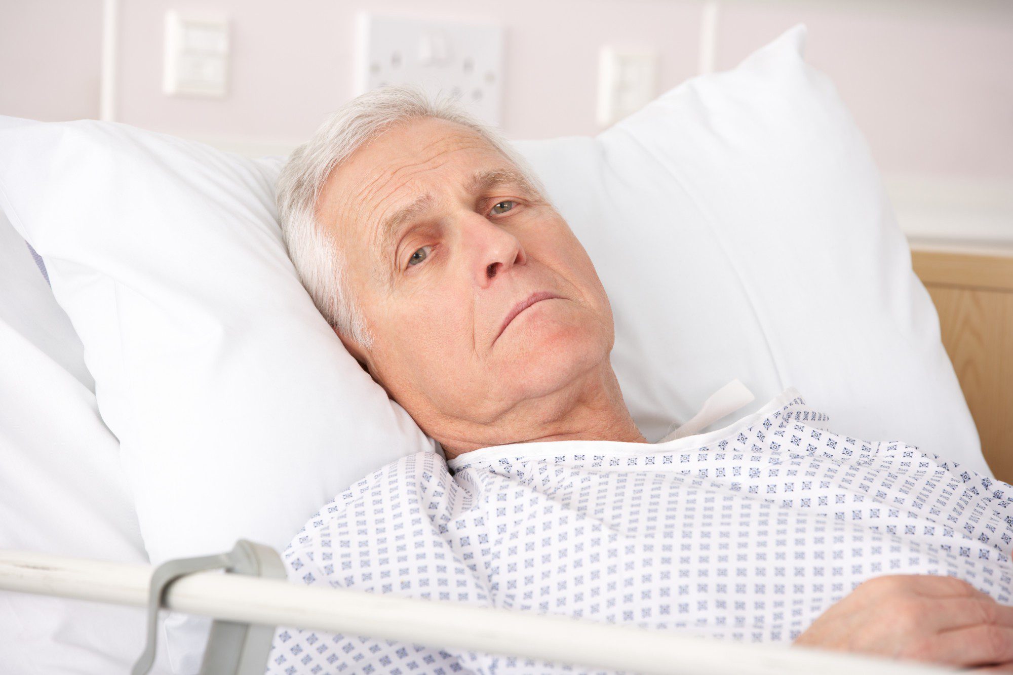 Много спать после инсульта. Пациент в постели. Больной пациент. Пожилой мужчина на кровати в больнице. Больной в постели.